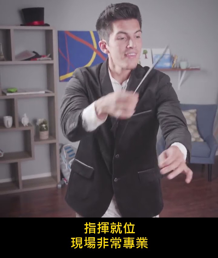 「三隻貓穿戲服坐在沙發上」看完會想問:為什麼我家那隻連坐好都不肯? 內文圖